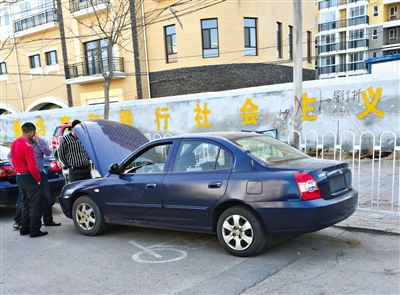 3月23日，几名男子在花乡桥西南角查看一辆下线车车况，准备买来改为套牌出租车。